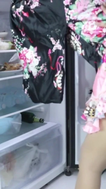Thrilling moment from "Thai girl looking for food gets in front of the refrigerator"