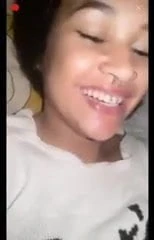 La petite allumeuse suce son doigt...