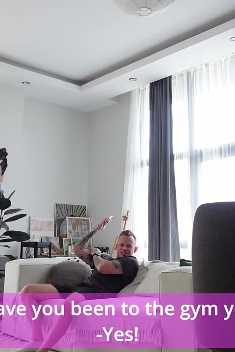 ¡La hermanastra habla con su marido por teléfono mientras yo la follo hasta el caos!