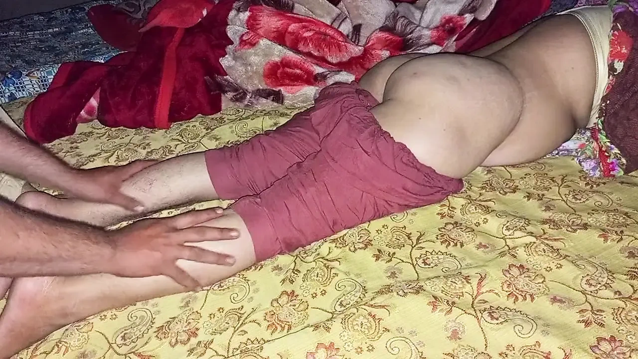 Bhabi被她的小白脸干---妻子欺骗丈夫并被狠操