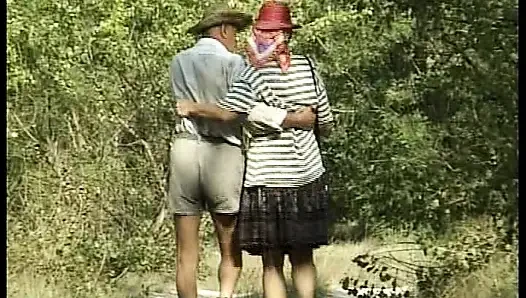 Schau zu, wie diese deutsche oma in einer session im freien gefickt wird