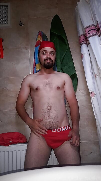 Romanian gay man Daeros get a boner by being harsh with himself.mp4