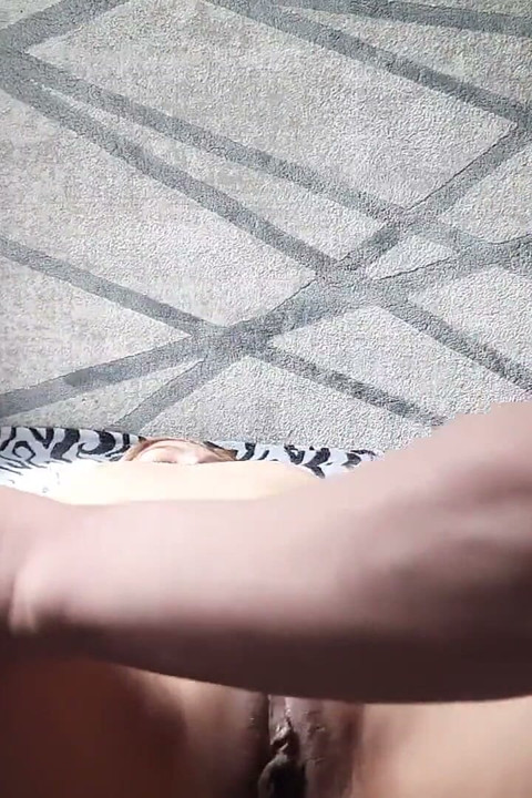 私を舐めてディルドで私をファック