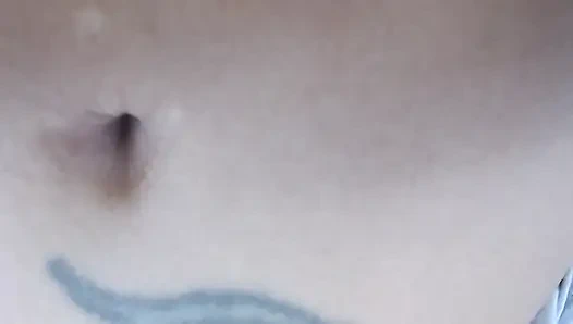 Рытье живота, растягивание пальцами и кнопом