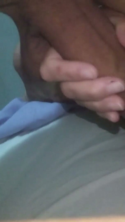 Il lèche la chatte et le cul de sa femme pendant qu'elle branle sa grosse queue en lui claquant les fesses | Clip 1