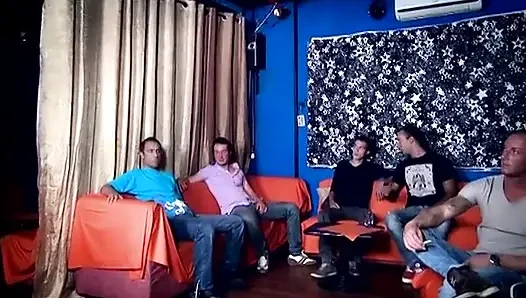 Geile blondine bekommt gangbang