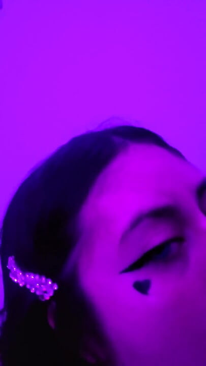 Krásná školačka Dherlydoll mi dává lahodné hluboké kouření a nedbalý výstřik do pusy!