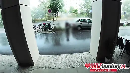 MILF-jägerin knallt Mia bläst hart und kommt in ihren gierigen mund!