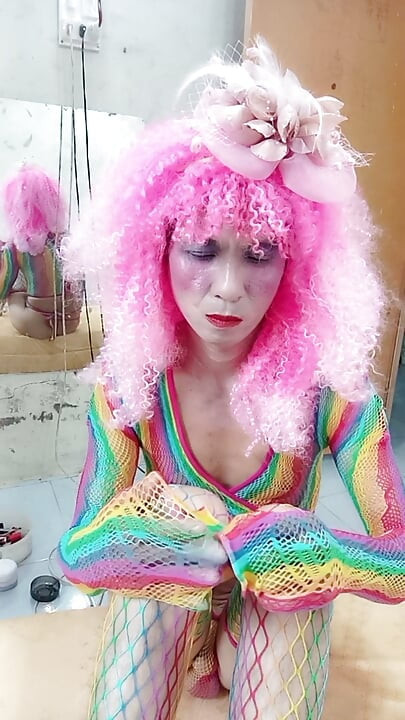 Transgender Le veste-se de forma sensual e brinca com copos de sexo. Peitos artificiais