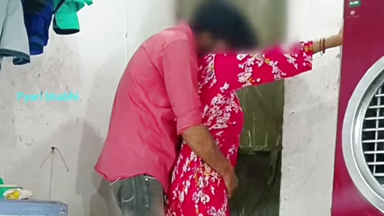 En la casa del novio de la novia y de pie en audio hindi