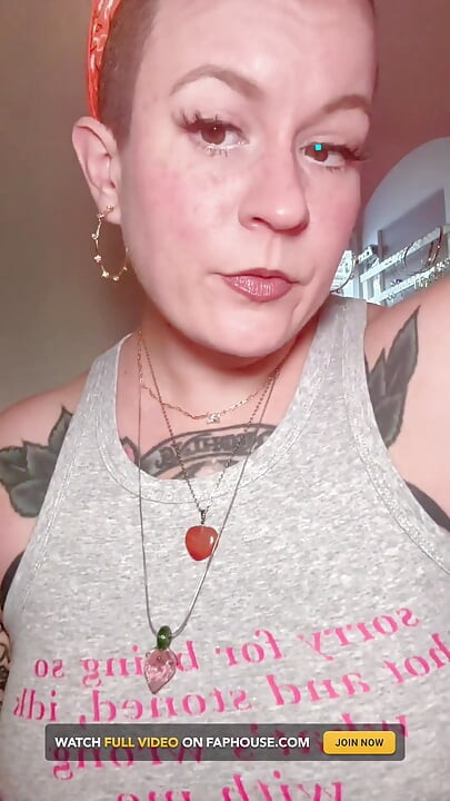Punto de vista: novia se maquilla para una cita de noche