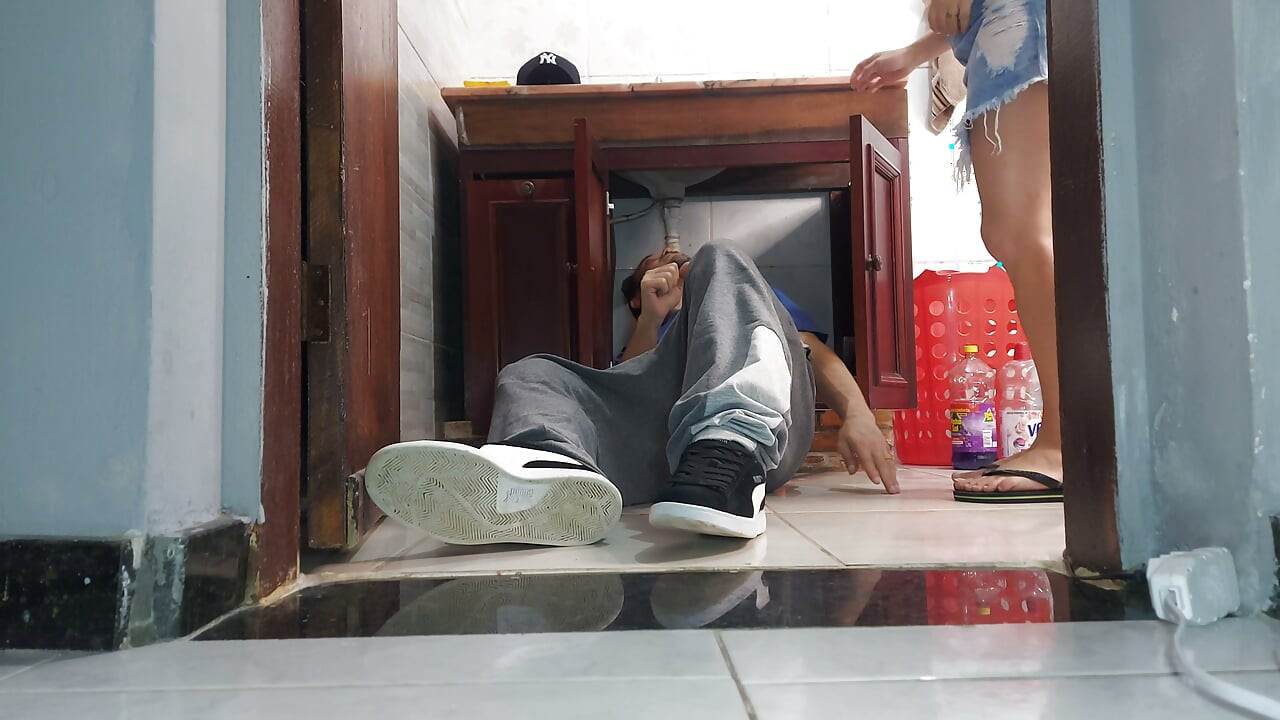Bini miang Menerima Tukang paip memakai skirt tanpa seluar dalam