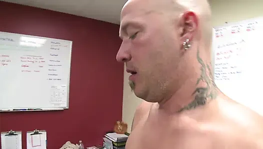 Azgın genç kız sert sikişiyor sonra amına boşalıyor