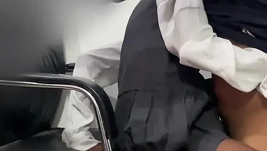 Minik Afrikalı genç kız üniformalı öğretmeni tarafından sikiliyor