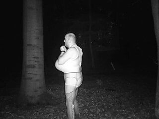 Nachtzichtcamera, n cup gigantische tieten, enorme borsten, travestiet, een nacht in een openbaar bos, zelfbondage, bdsm-slaaf, grote borsten