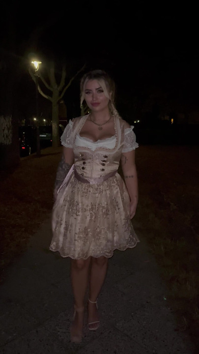 Curva dirndl se dezbracă