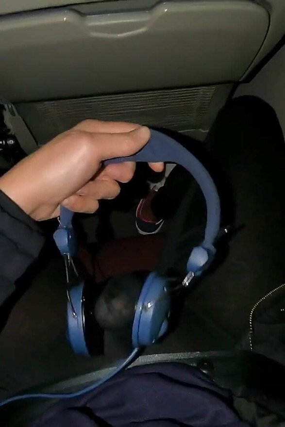 Chorro de esperma sin parar después de 10 horas de fanfarronear sobre el bulto en un autobús lleno de gente