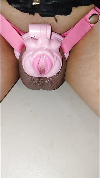 Linda Femboy assise