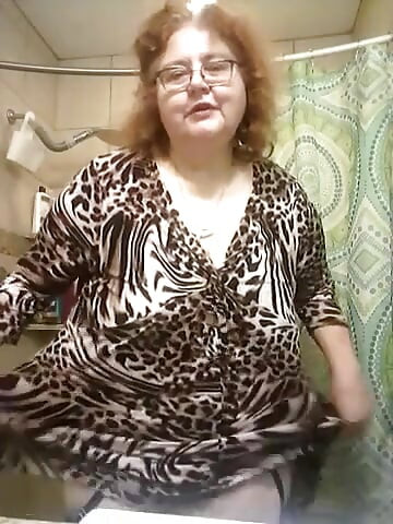 超级胖美女在浴室里脱衣