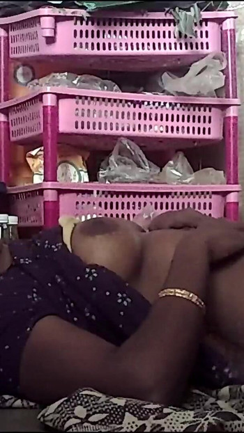 Detik ikonik dari "isteri housband panas baru tamil India bercium"