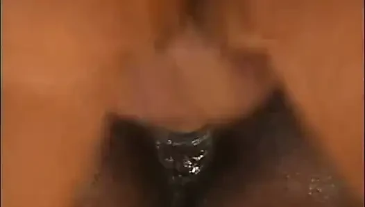 Siyah ve beyaz büyük yarak emiyor siyah minyon amcık mutfakta sikişiyor... ağzına boşalma