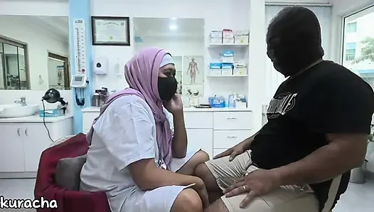 Dokter berhijab mencukur kontol tebal klien tidak ereksi selama mencukur