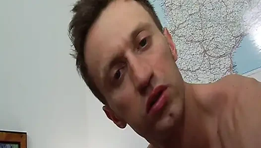 Dia adalah pelacur Prancis yang tidak bisa pergi hari tanpa beban besar di wajahnya