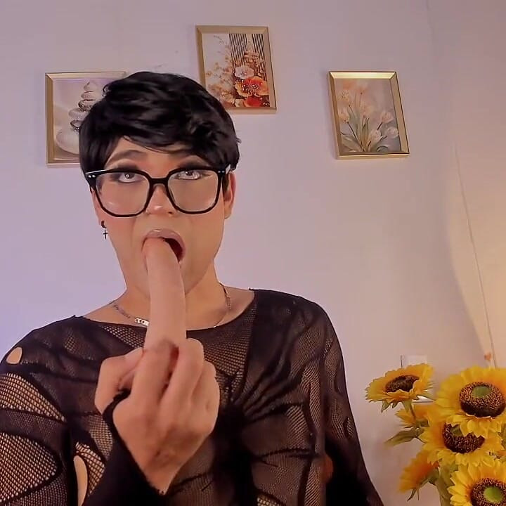 Femboy Ken Sissy Bertindak Seperti Pointe Dan Menari Seksi Untuk Anda