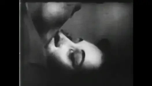 Молодые волосатые киски трахнули бабушкой и дедушкой в винтажном видео