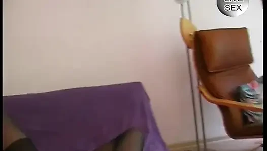 Pelacur dewasa dengan stoking ketat ini dirobek sebelum memeknya di-fingering dan dientot habis-habisan