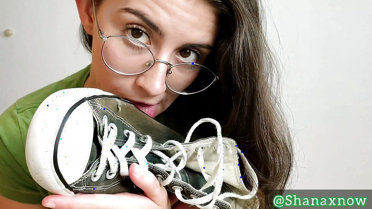 Fétiche converse, pipe, shoejob, léchage de sperme, partie 3