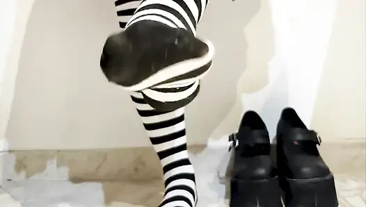 Goth zerquetscht eine banane unter ihren schuhen