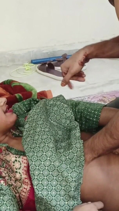 Indiancă bhabhi cu forme, dur pe la spate în dormitor cu Devar - amator desi cu joc de roluri cu înregistrare de acasă | Clip 1