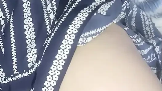 Evli kadın bacaklarını ayırıyor