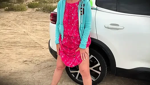 Жена писает на улице