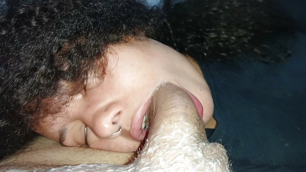 Rozmazávání chamtivých úst děvky spoustou spermatu.