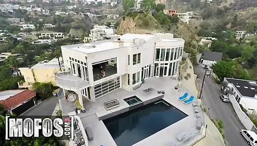 Mofos - Rachele Richey uçan bir drone tarafından kaydedilirken amını genişletiyor
