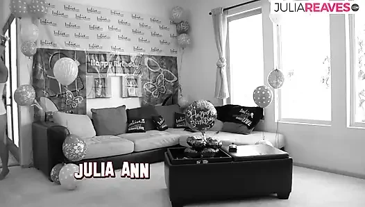 Sarışın orta yaşlı seksi kadın vibratörle klitorisini okşuyor