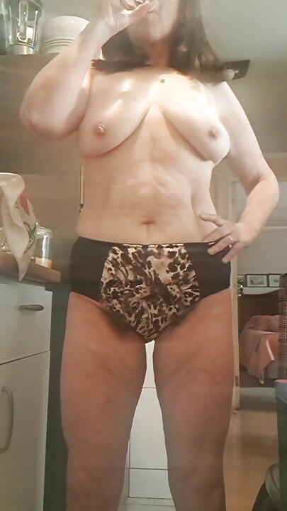 Stepmom in the Kitchen Wanting to Be Fucked