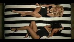 Shakira a Rihanna sexy pózují v posteli