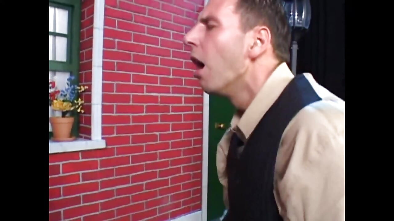 Memek sempit cewek ini dientot habis-habisan sama kontol besar sampai matanya menganga lebar