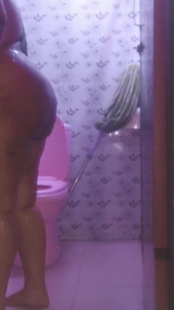 Όταν η μητριά μου κάνει ντους στην τουαλέτα μου χωρίς κλειδαριά, βλέπω το μεγάλο κώλο και τα τεράστια βυζιά της γυμνό σώμα και μετά τη γαμάω μετά το ντους | Κλιπ 1