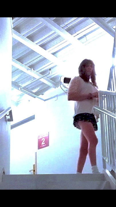 Schoolgurl tha merdiven boşluğunda