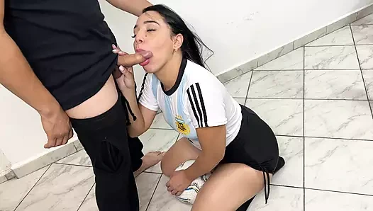 Bermain sepak bola dengan milf saya yang cantik – wanita cantik yang sudah menikah ingin belajar bermain