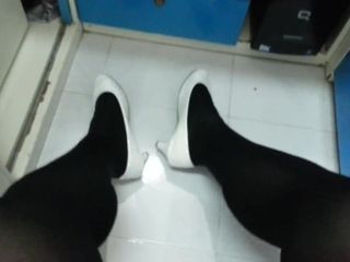 Білі лаковані туфлі з чорними колготками 6