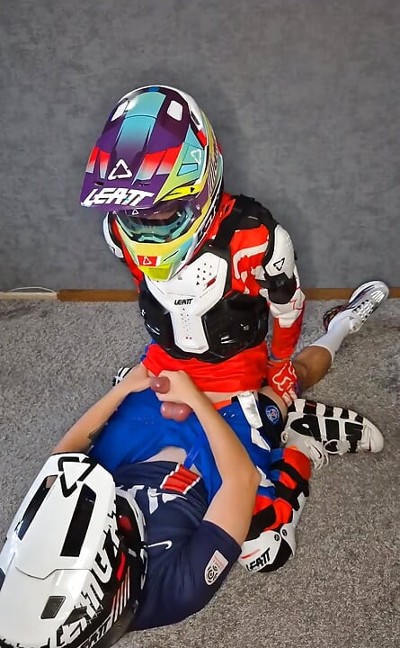 Moto vitesini giyerken erkek arkadaşımı tatlı bir şekilde emdim