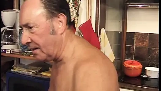Tante seksi ini muncrat ganas di wajah pria tua di seks threesome