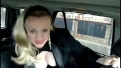 Sashka Vaseva canta e mostra seus peitos grandes incríveis em um carro