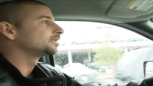 Жестко проникнутая щель Randy Youngster в розовой щели выглядит миниатюрной, полной спермы, лицо