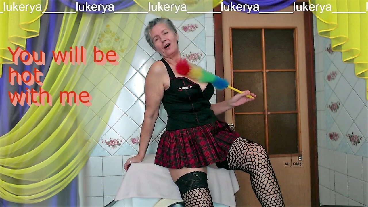 Η καυτή νοικοκυρά Lukerya διασκεδάζει φλερτάροντας στην κουζίνα με την υπηρέτρια να κάθεται στο πλυντήριο υπό τους ήχους μουσικής